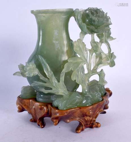 A LATE 19TH CENTURY CHINESE CARVED JADE FLOWER VASE Qing. 16...