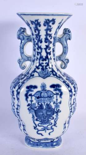 A CHINESE TWIN HANDLED BLUE AND WHITE VASE 20th Century. 22 ...