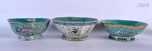 THREE 19TH CENTURY CHINESE FAMILLE ROSE PORCELAIN BOWLS Qing...