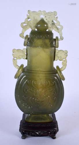 AN EARLY 20TH CENTURY CHINESE TWIN HANDLED JADE VASE AND COV...