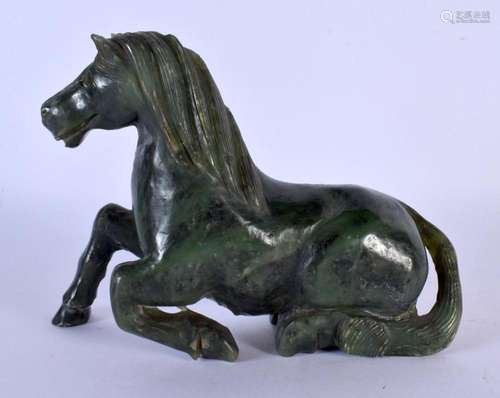 AN EARLY 20TH CENTURY CHINESE CARVED JADE FIGURE OF A HORSE ...