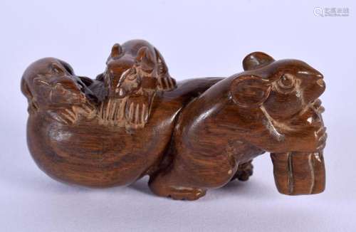 A JAPANESE CARVED WOOD RAT NETSUKE. 5.75 cm x 2.25 cm.