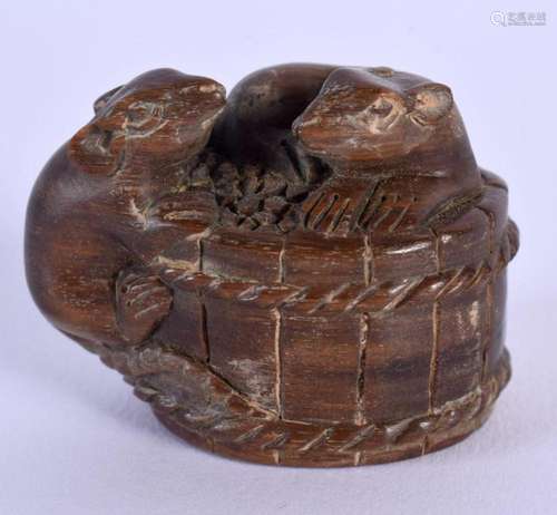 A JAPANESE CARVED WOOD RAT AND BASKET GROUP. 4.25 cm x 3 cm.