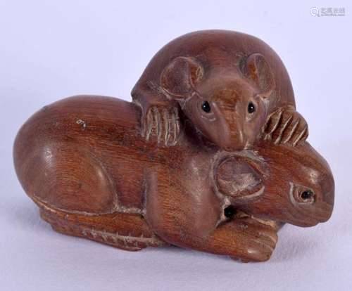 A JAPANESE CARVED WOOD RAT NETSUKE. 5.5 cm x 3.5 cm.