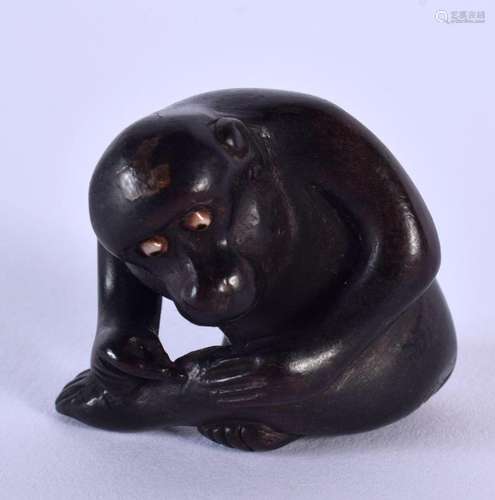 A JAPANESE CARVED WOOD MONKEY NETSUKE. 3.75 cm x 3.25 cm.