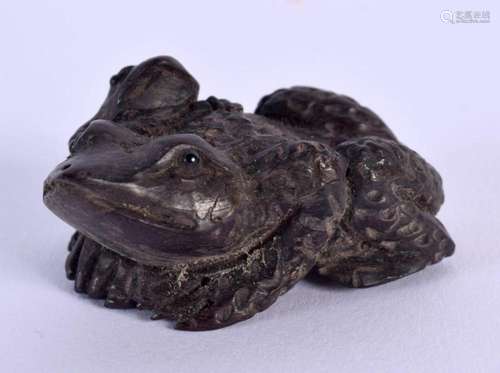 A JAPANESE CARVED WOOD TOAD NETSUKE. 5 cm x 3.25 cm.