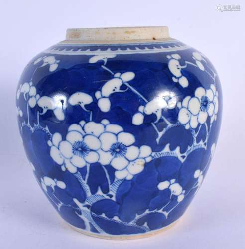 A 19TH CENTURY CHINESE BLUE AND WHITE PORCELAIN GINGER JAR p...