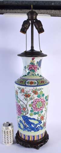 A LARGE EARLY 20TH CENTURY CHINESE FAMILLE ROSE PORCELAIN LA...