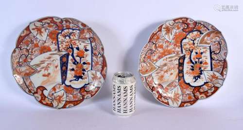 A PAIR OF 19TH CENTURY JAPANESE MEIJI PERIOD IMARI SCALLOPED...