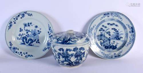 A PAIR OF EARLY 18TH CENTURY CHINESE BLUE AND WHITE PORCELAI...