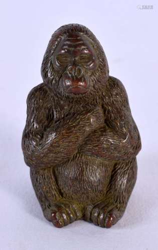 A JAPANESE BRONZE GORILLA. 4.75 cm x 2.75 cm.