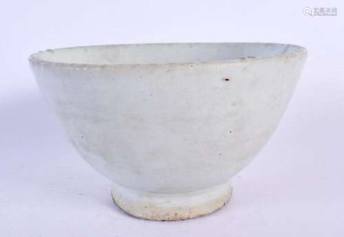 A 17TH/18TH CENTURY CHINESE KOREAN WHITE GLAZED STONEWARE BO...