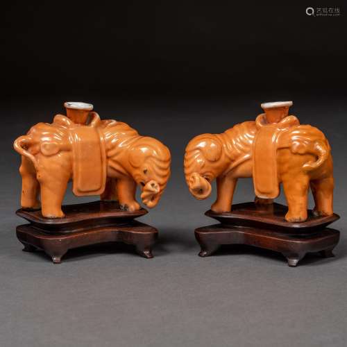 Arte Oriental
Paire de bougeoirs en forme d'éléphant en