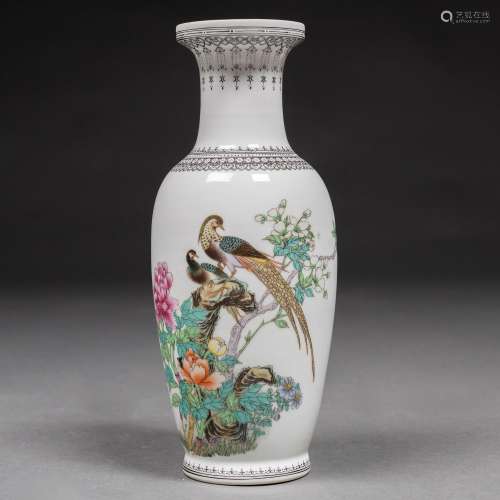 Arte Oriental
Vase en porcelaine de Chine, 20e siècle.