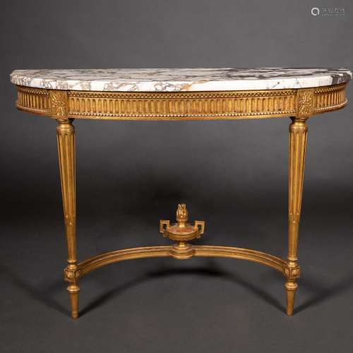 Muebles
Console de style Louis XV en bois sculpté et do