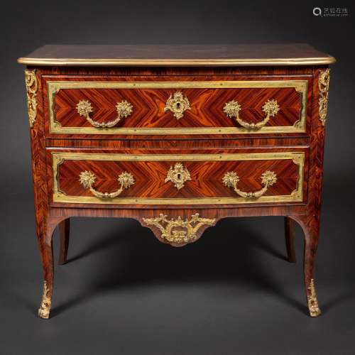 Muebles
Commode de style Louis XV en palissandre avec a