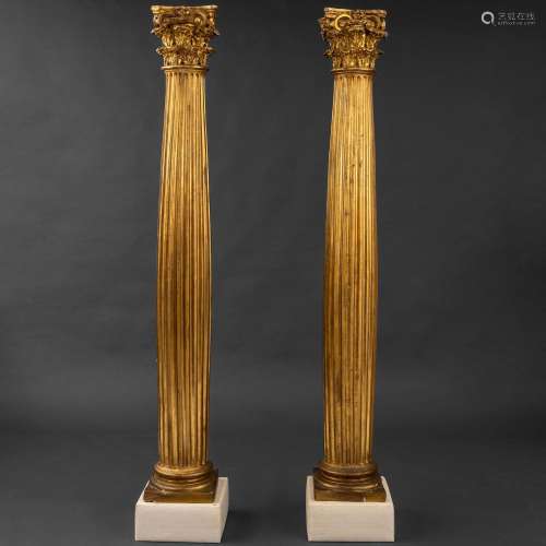Escultura
Paire de colonnes en bois sculpté et doré. Tr