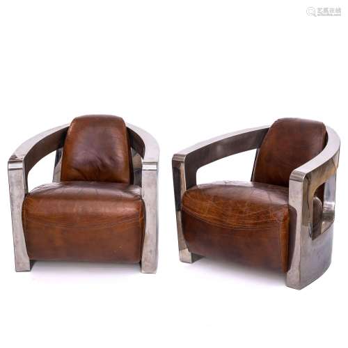 Muebles
Paire de fauteuils en acier chromé garnis de cu