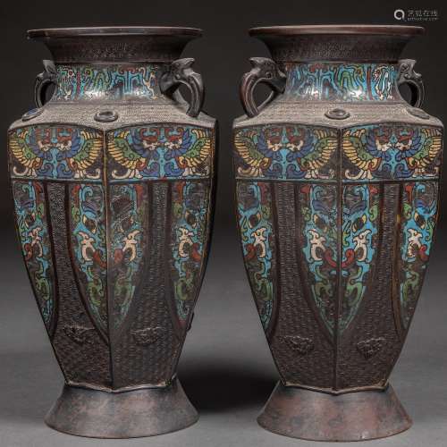 Arte Oriental
Paire de vases de forme polygonale en bro