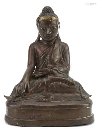 Chino Tibetan patinated bronze figure of Buddha, 16cm high :...