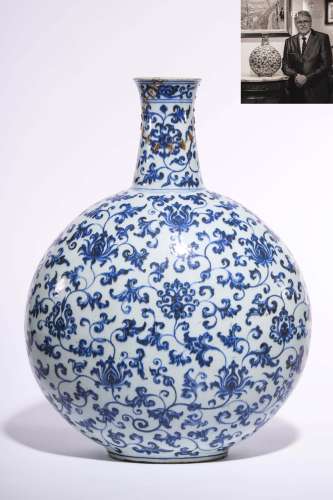 A Blue And White Interlocking Lotus Flatten Vase