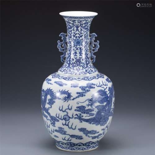 A BLUE AND WHITE PORCELAIN FLWOERS VASE,QING