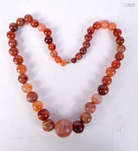 An Agate bead necklace 68 cm