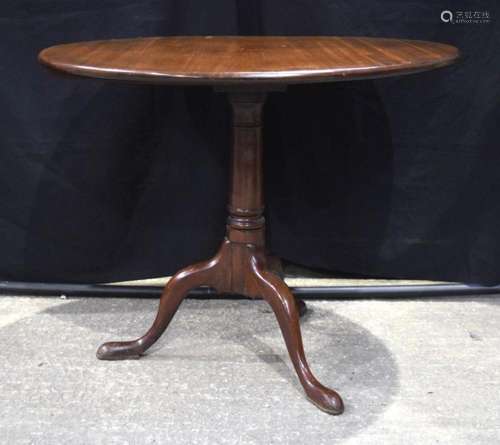 A George III tilt top Mahogany round table 71 x 89 cm.