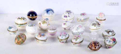 A collection of porcelain boxes Masons, Limoges, Coalport et...