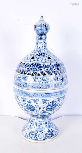 A large Chinese 'Islamic Market' blue and white porc...