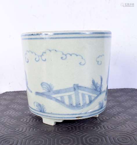 A Chinese blue and white porcelain brush pot decorated with ...