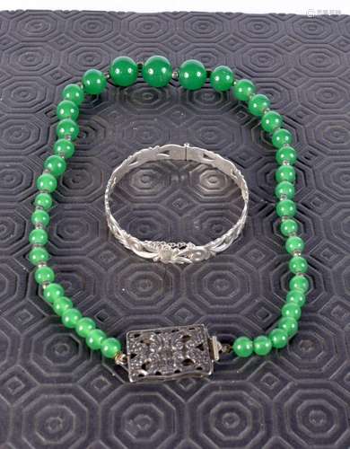 A Chinese apple jade bead necklace, together with a white me...