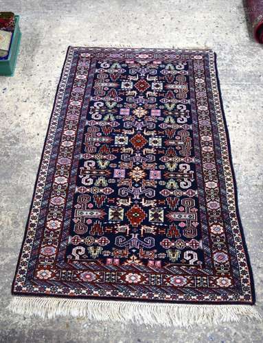 An Oriental rug 160 x 94 cm.