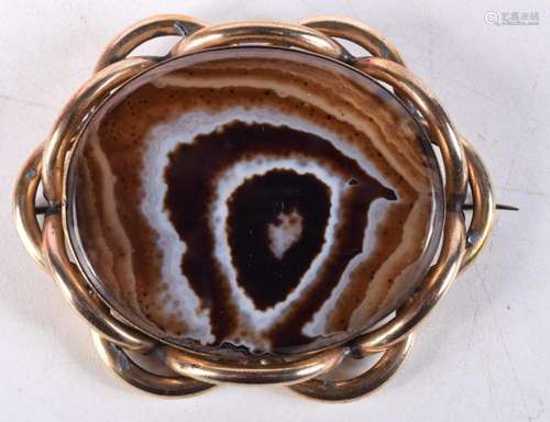 An Agate Brooch. 7.4cm x 6cm, weight 36g