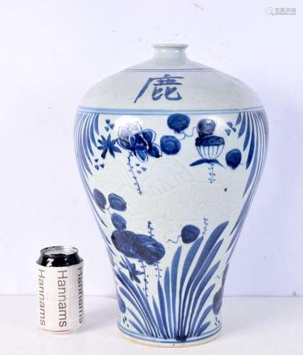 A large Chinese porcelain blue and white Meiping vase decora...