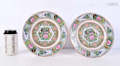 A pair of Chinese Canton porcelain plates 21 .5 cm.