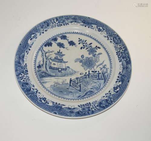 Blauweißer Teller in chinesischem Stil