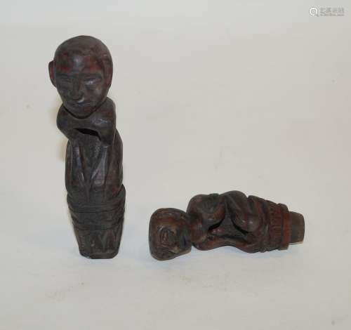 Zwei figürliche Holzstöpsel (H. 14,5 und H. 10 cm), Indonesi...
