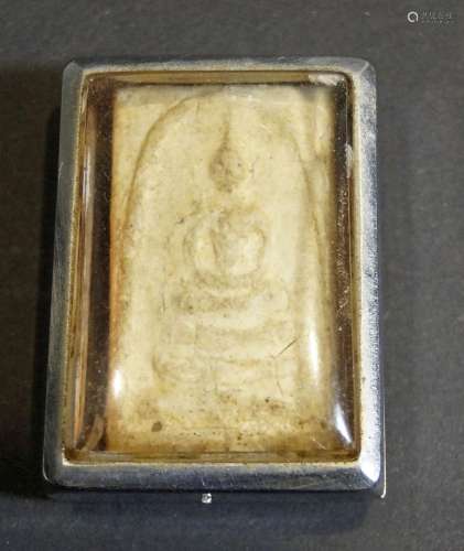 Amulett mit Buddha-Relief (H. 3,5 cm), Thailand