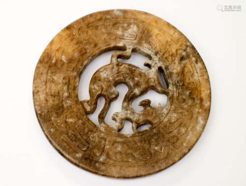 China, Jade Schnitzerei (D. 7,7 cm) in antikem Stil