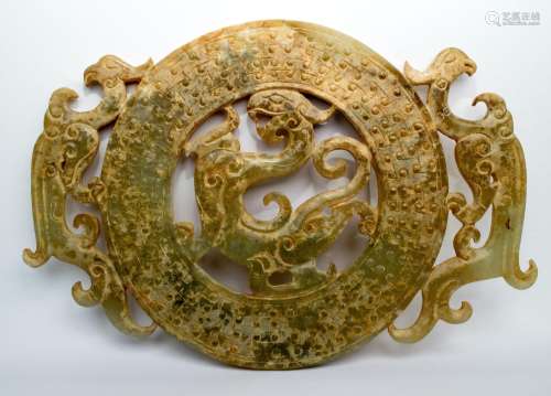 China, Jade Schnitzerei (L. 16 x H. 11 cm) in antikem Stil