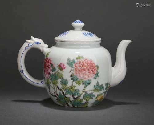 CHINESE PORCELAIN FAMILLE ROSE FLOWER TEA POT