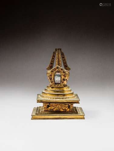 A gilt-copper alloy repoussé stupa, Tibet, ca. 1700 | 西藏 約...