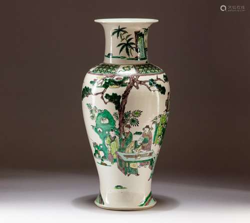 A large famille-verte baluster vase, Qing dynasty | 清 五彩人...