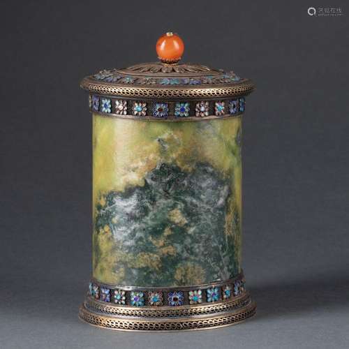 TIBET - Vers 1900<br />
BOITE cylindrique couverte à décor d...