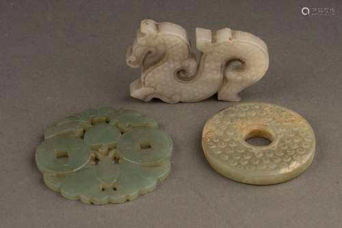 CHINE<br />
Lot comprenant trois éléments en jade sculpté<br...