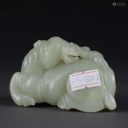 CHINE - XXe siècle<br />
Cheval couché <br />
Jade sculpté <...