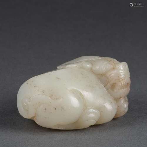 CHINE - XXème siècle<br />
Chien de Fô <br />
Jade blanc scu...