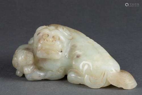 CHINE - XIXe siècle<br />
Chien de Fô <br />
Jade céladon cl...