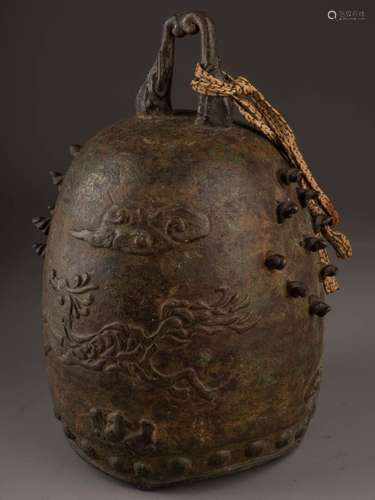 CHINE d<br />
CLOCHE à décor d'un phénix et d'un qilin <br /...